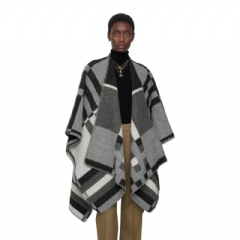 Burberry Women Colour Block Check​ Wool Cape Chalk 81101291